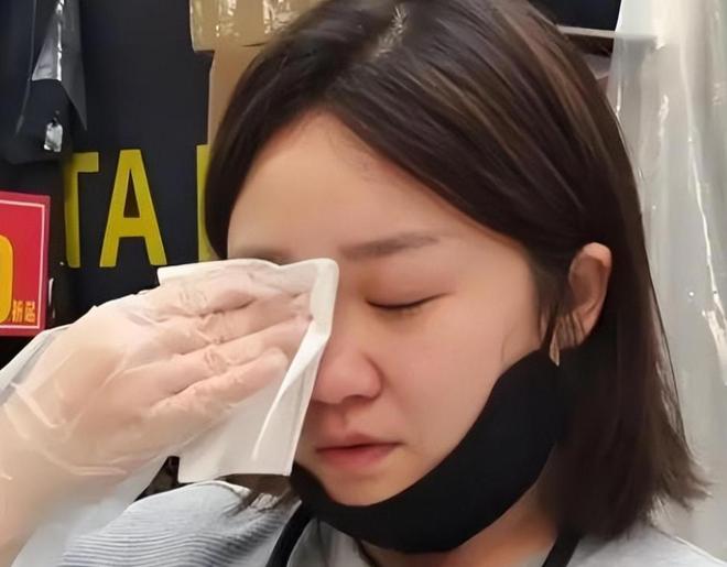 妈近况曝光！摆摊卖甜品想踏出重生第一步麻将胡了电子游戏“重庆姐弟坠亡案”妈(图3)