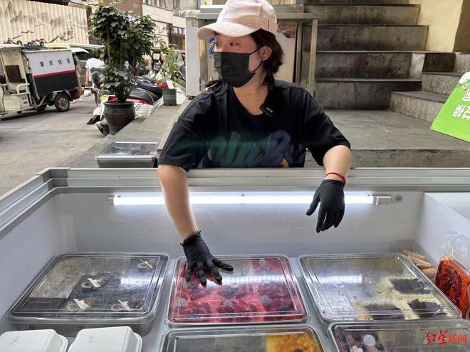 妈近况曝光！摆摊卖甜品想踏出重生第一步麻将胡了电子游戏“重庆姐弟坠亡案”妈(图4)
