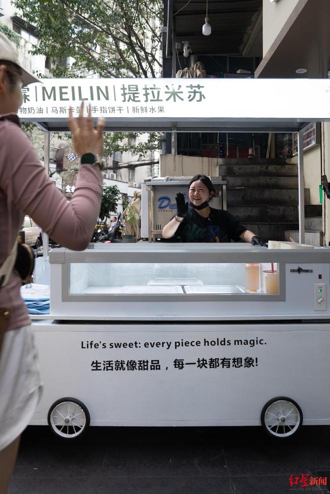 妈近况曝光！摆摊卖甜品想踏出重生第一步麻将胡了电子游戏“重庆姐弟坠亡案”妈(图9)