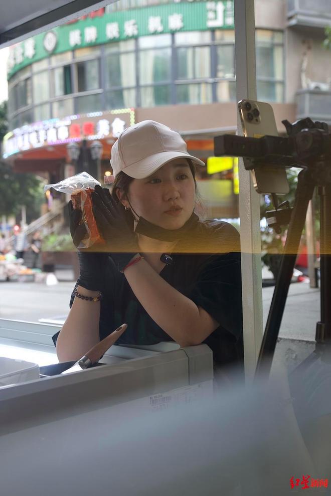 妈近况曝光！摆摊卖甜品想踏出重生第一步麻将胡了电子游戏“重庆姐弟坠亡案”妈(图8)