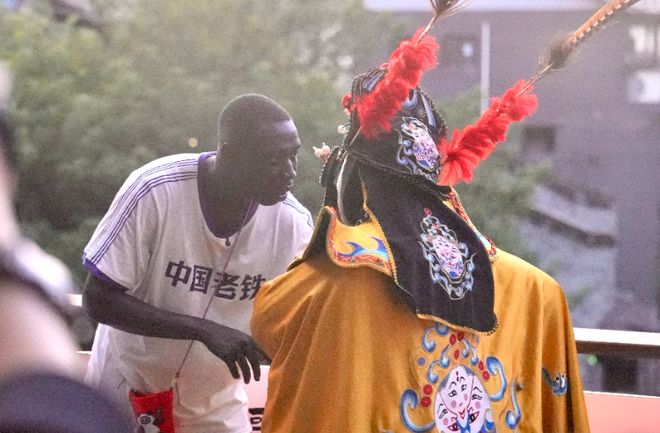 ”现身重庆！以火锅为背景创造新的表情包PG麻将胡了2全球第二大网红“无语哥(图3)
